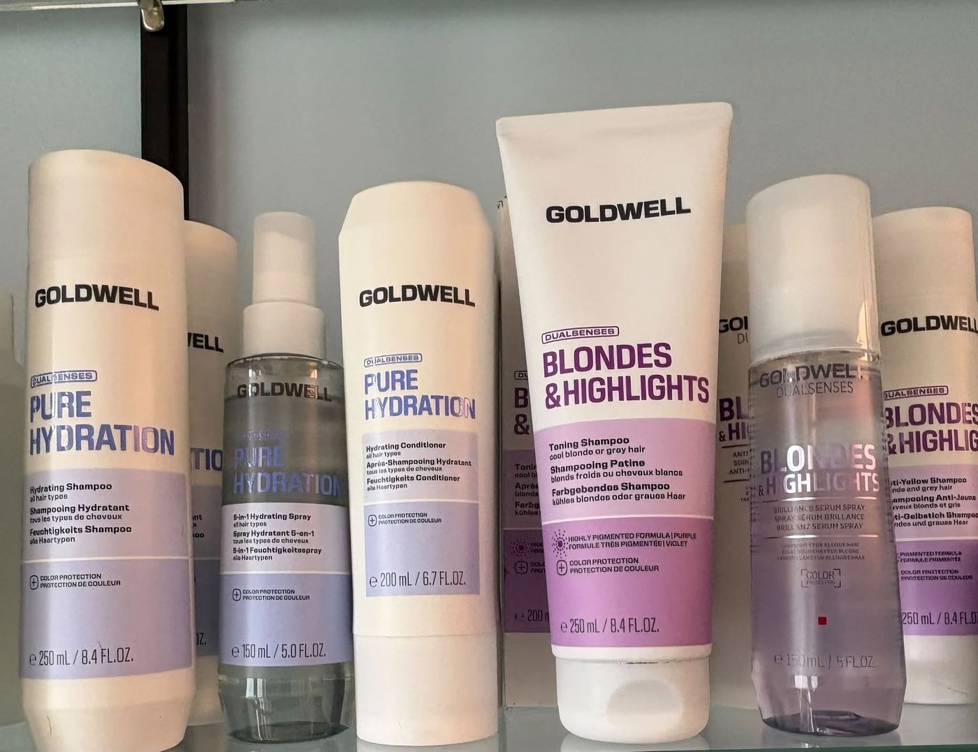 Regál so šampónmi a kondicionérmi Goldwell Dualsenses v salóne