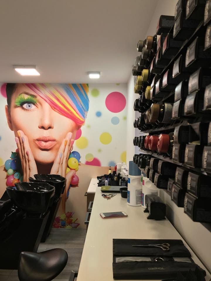 Interiér kaderníctva Marilyn: umývací box, pop-art tapeta s bodkami a stena s farbami